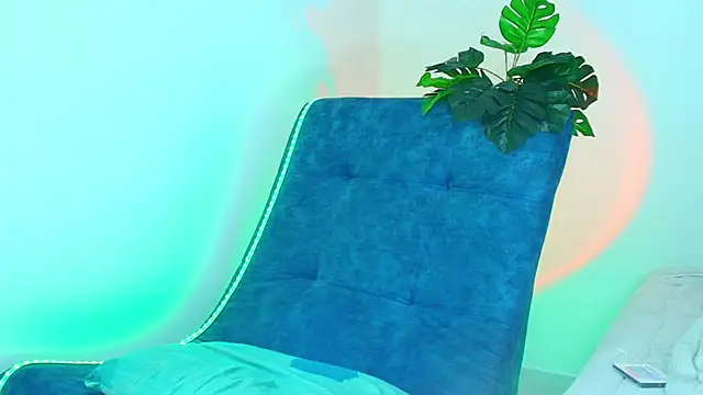 CamiiGuzmanX online show from October 31, 2025, 8:27 pm