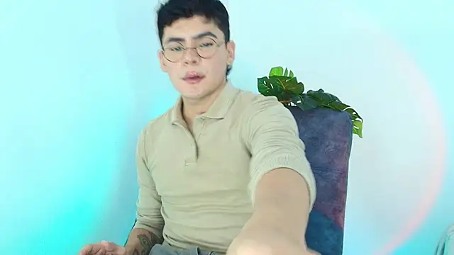 CamiiGuzmanX online show from October 23, 2025, 8:29 pm