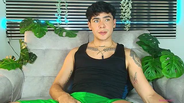 CamiiGuzmanX online show from May 17, 2026, 10:54 pm