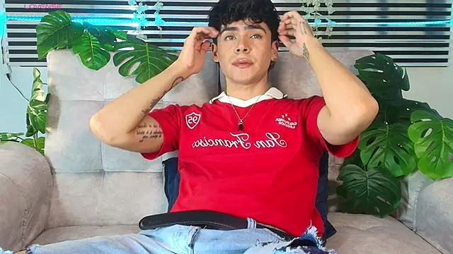 CamiiGuzmanX online show from May 20, 2026, 9:23 pm
