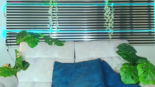 CamiiGuzmanX online show from May 18, 2026, 4:23 pm