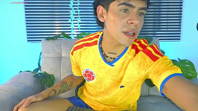 Snapshot of CamiiGuzmanX chatting on June 17, 2026, 8:19 pm CamiiGuzmanX online show from June 17, 2026, 8:19 pm