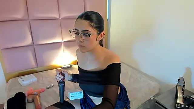 Carla Bonnet online show from February 5, 2026, 8:37 pm