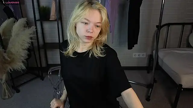 MillaHolt online show from October 1, 2025, 1:33 am