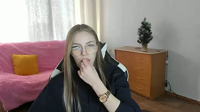 Snapshot of HitGyrl chatting on February 3, 2026, 8:08 am HitGyrl online show from February 3, 2026, 8:08 am