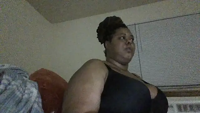 Snapshot of TharealBunn chatting on May 5, 2026, 8:06 am TharealBunn online show from May 5, 2026, 8:06 am