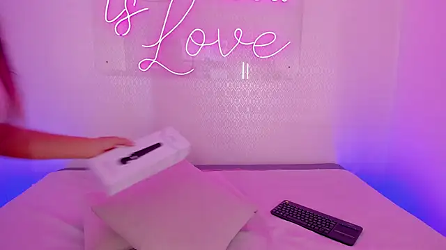 Snapshot of aleksandramiller_ chatting on April 14, 2026, 1:05 pm aleksandramiller online show from April 14, 2026, 1:05 pm