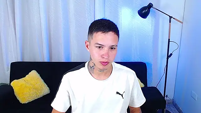 Cumandres18 online show from April 14, 2026, 2:11 pm