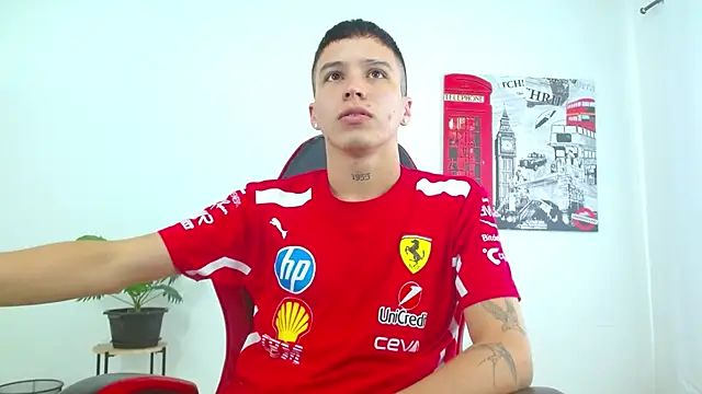 Cumandres18 online show from November 25, 2025, 2:06 pm