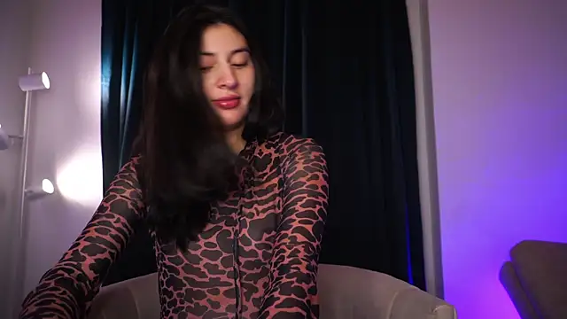 Auralea online show from December 5, 2025, 4:11 am