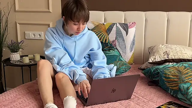 daniellia  online show from March 28, 2026, 2:18 pm