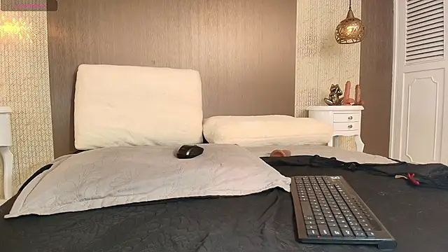 Tiifany Baker online show from November 30, 2025, 7:53 am