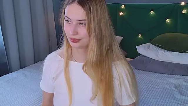 Snapshot of Sofii_Ly chatting on September 10, 2025, 6:12 am Sofii Ly online show from September 10, 2025, 6:12 am