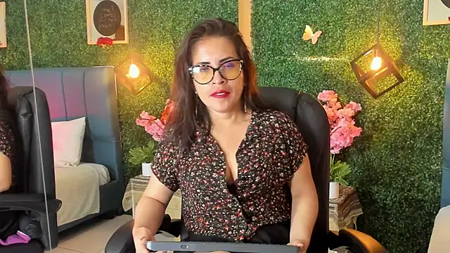 Snapshot of Linagh_ chatting on October 6, 2025, 11:55 am Linagh online show from October 6, 2025, 11:55 am