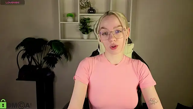 R0cket bunny online show from April 28, 2026, 12:42 am