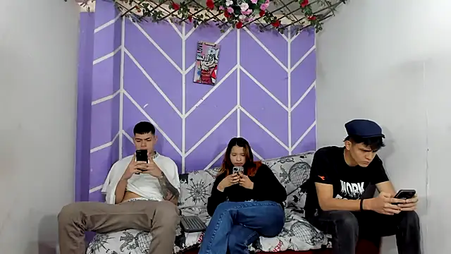 lau and boys18 online show from November 23, 2025, 1:21 pm