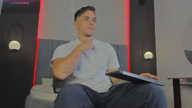 Liam walk  online show from March 25, 2026, 7:57 pm