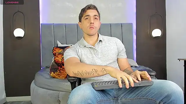 Liam walk  online show from October 18, 2025, 8:55 pm