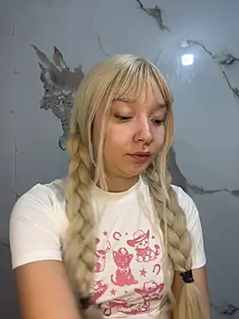 Snapshot of JuliethMoss chatting on April 4, 2026, 7:53 pm JuliethMoss online show from April 4, 2026, 7:53 pm