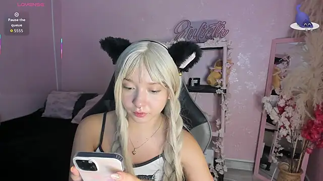 Snapshot of JuliethMoss chatting on March 30, 2026, 9:05 pm JuliethMoss online show from March 30, 2026, 9:05 pm