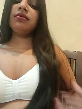 Snapshot of Maahhii_2 chatting on November 18, 2025, 8:01 pm Maahhii 2 online show from November 18, 2025, 8:01 pm