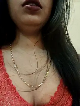 Snapshot of Maahhii_2 chatting on October 29, 2025, 6:18 pm Maahhii 2 online show from October 29, 2025, 6:18 pm