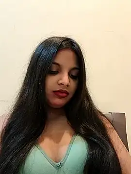 Snapshot of Maahhii_2 chatting on December 3, 2025, 5:45 pm Maahhii 2 online show from December 3, 2025, 5:45 pm