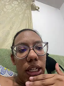 Snapshot of Valen1800 chatting on January 18, 2026, 12:58 am Valen1800 online show from January 18, 2026, 12:58 am