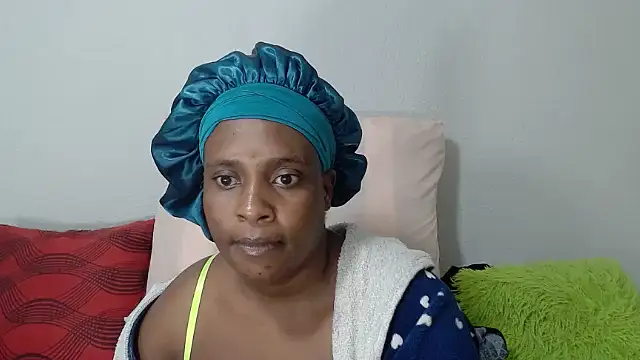 QueenRomaxx1 online show from October 18, 2025, 8:00 pm