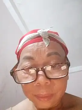 VangLe73 online show from October 10, 2025, 1:12 pm