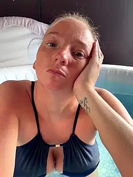 Snapshot of JustYourNormalCouple chatting on September 16, 2025, 1:23 pm JustYourNormalCouple online show from September 16, 2025, 1:23 pm