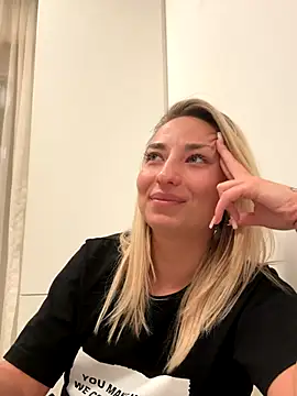 Snapshot of Celine_charme chatting on September 25, 2025, 8:15 pm Celine charme online show from September 25, 2025, 8:15 pm