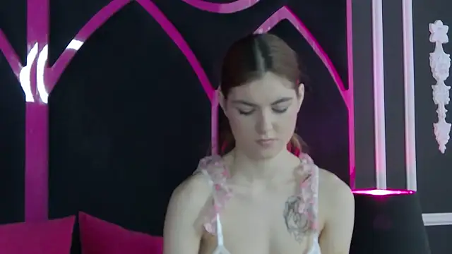 Snapshot of Evelisse chatting on April 16, 2026, 4:24 am Evelisse online show from April 16, 2026, 4:24 am