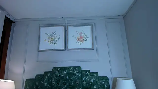 mia kisses2 online show from January 7, 2026, 5:01 am