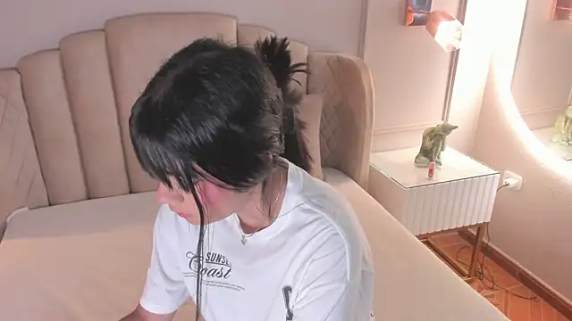 mia kisses2 online show from November 13, 2025, 4:05 am