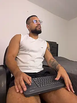 Snapshot of vincentjaxon chatting on October 24, 2025, 11:42 am vincentjaxon online show from October 24, 2025, 11:42 am