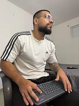 Snapshot of vincentjaxon chatting on October 27, 2025, 10:27 am vincentjaxon online show from October 27, 2025, 10:27 am