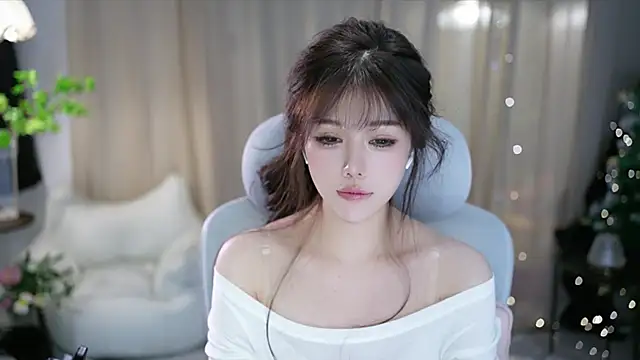 Snapshot of Fortune2Me chatting on October 22, 2025, 5:29 am Fortune2Me online show from October 22, 2025, 5:29 am