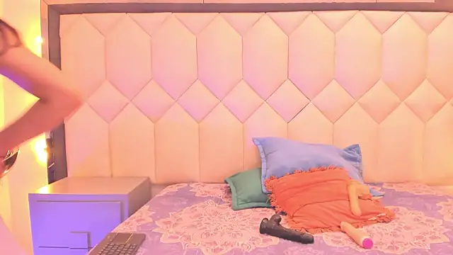 CloeyGraweing online show from November 13, 2025, 6:34 pm