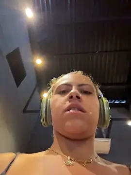 Snapshot of Chloe_Leaozinho chatting on February 16, 2026, 4:05 pm Chloe Leaozinho online show from February 16, 2026, 4:05 pm