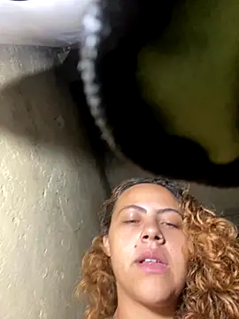 Chloe Leaozinho online show from November 17, 2025, 7:40 pm