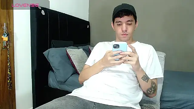 Snapshot of Matteo12_ chatting on February 2, 2026, 2:43 am Matteo12 online show from February 2, 2026, 2:43 am