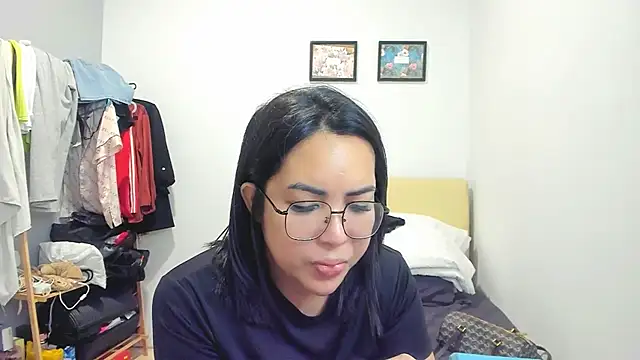 Rainy Ren online show from October 21, 2025, 3:33 pm