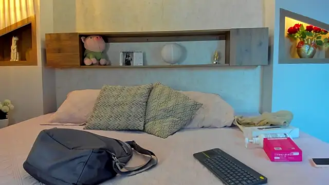 Emilly Beaumont online show from April 1, 2026, 11:33 am