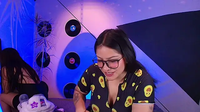 Lilith and Khloe online show from November 18, 2025, 11:35 am