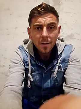 Snapshot of Alex-andru88 chatting on November 5, 2025, 3:59 pm Alex-andru88 online show from November 5, 2025, 3:59 pm