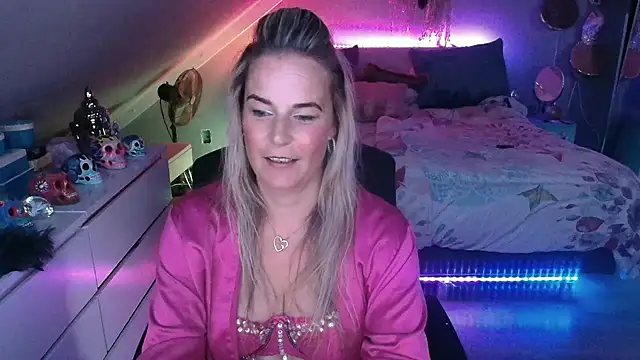 Snapshot of Mrs-Aurora chatting on May 16, 2026, 7:02 pm Mrs-Aurora online show from May 16, 2026, 7:02 pm
