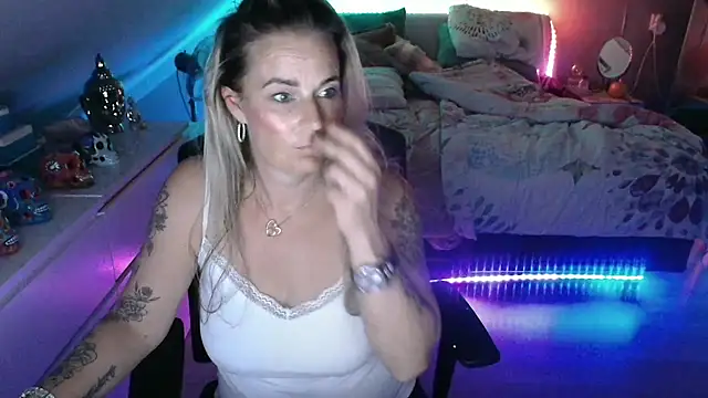 Snapshot of Mrs-Aurora chatting on May 6, 2026, 12:14 am Mrs-Aurora online show from May 6, 2026, 12:14 am