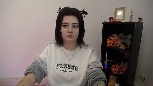 Katrin kiss  online show from November 6, 2025, 1:48 pm