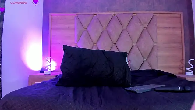 Snapshot of EimyAndMaxi chatting on February 17, 2026, 11:35 pm EimyAndMaxi online show from February 17, 2026, 11:35 pm